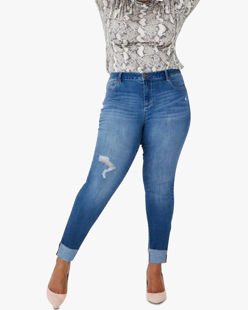 Front of a model wearing a size 14 Viola Cuffed Jean in Jace by 1822 Denim. | dia_product_style_image_id:154750